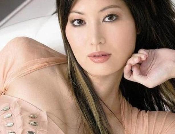 她与吴彦祖分开后，嫁国外丈夫，结婚16年丈夫就满头白发了