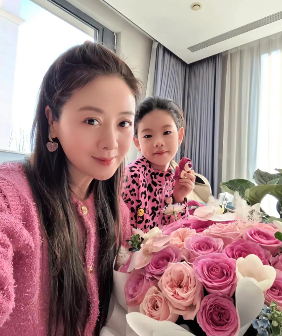 娶大六岁二婚妻，甘愿吃软饭，如今40岁搭档朱珠成功翻红