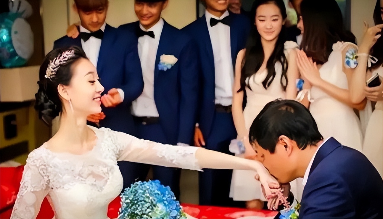 恩爱15年难敌岁月残酷!56岁范志毅身形佝偻,39岁张梦瑾娇美如花