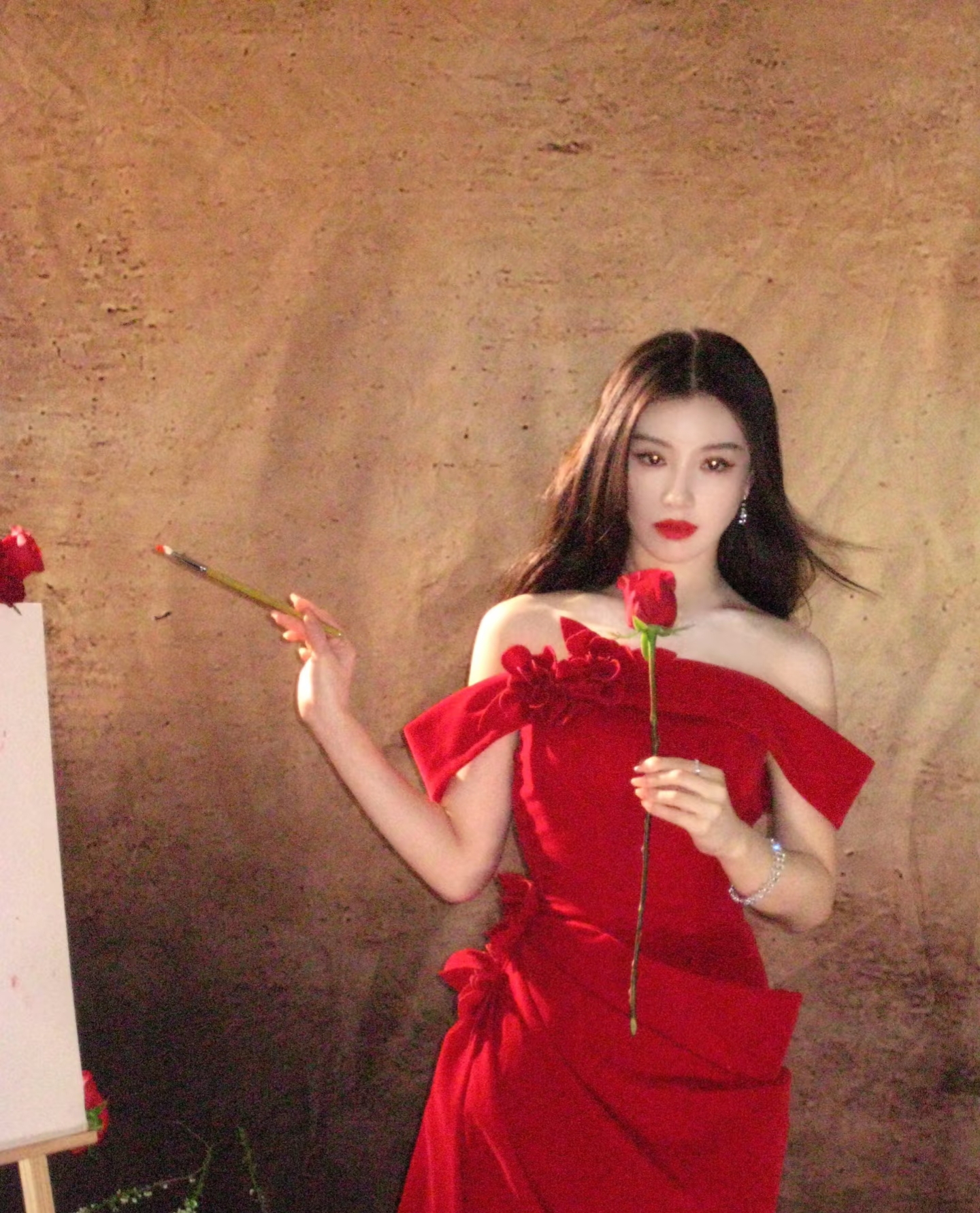 王鹤润分享美照，一袭红裙配微卷长发，美得好耀眼
