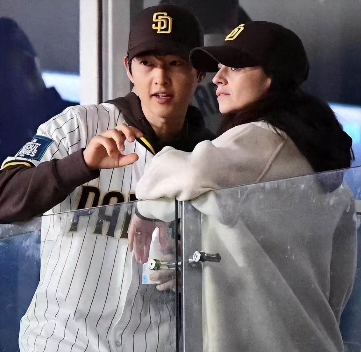 宋慧乔坦白离婚真相一年，公开秀恩爱的宋仲基，终于不再顾忌体面