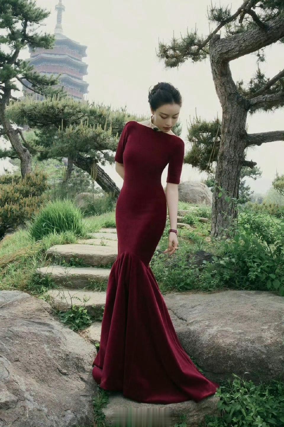 倪妮 爱她礼服包裹下的完美曲线