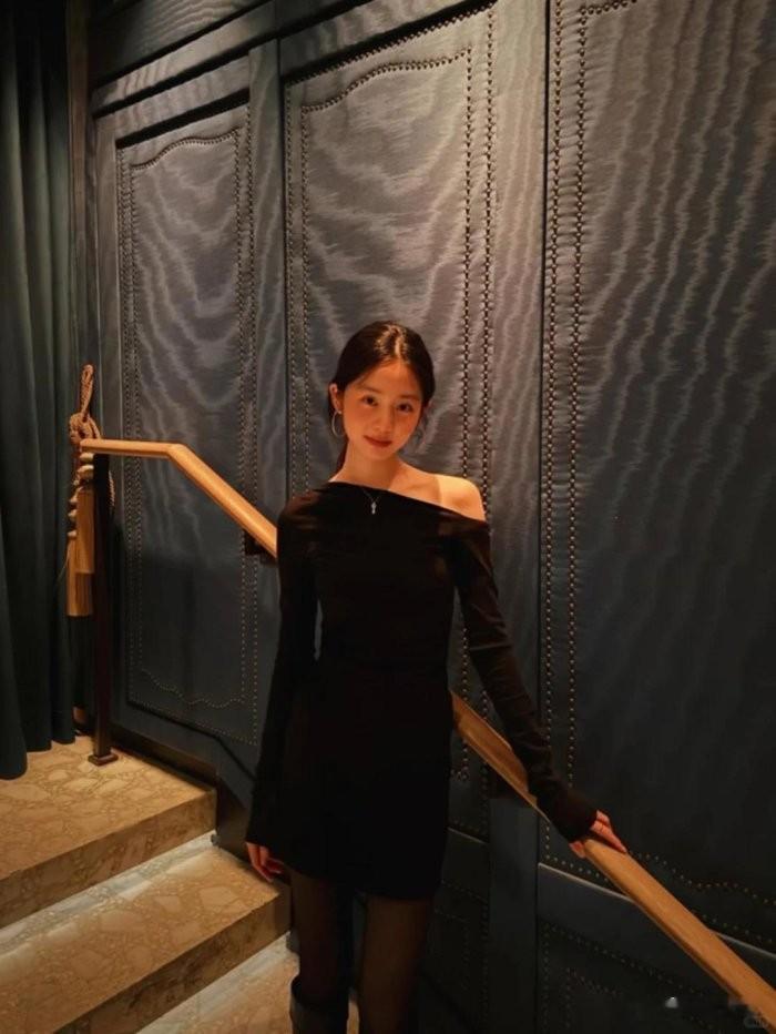 黄多多从当年的软萌闺女，如今长成了大姑娘，正脸比妈妈更漂亮