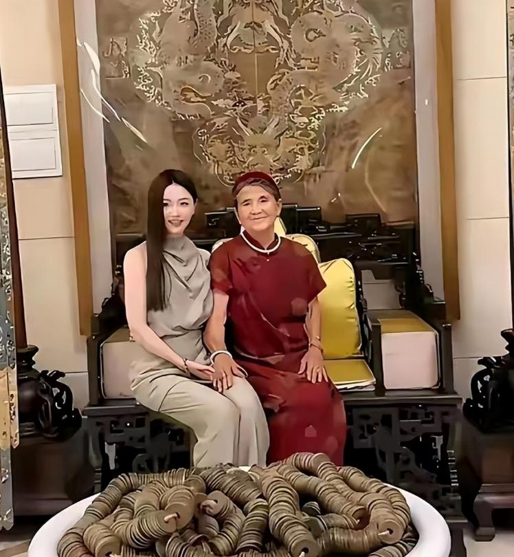 彻底撕破脸? 杨子带23岁新女友见母亲, 铜钱盆抢镜 黄圣依态度太意外