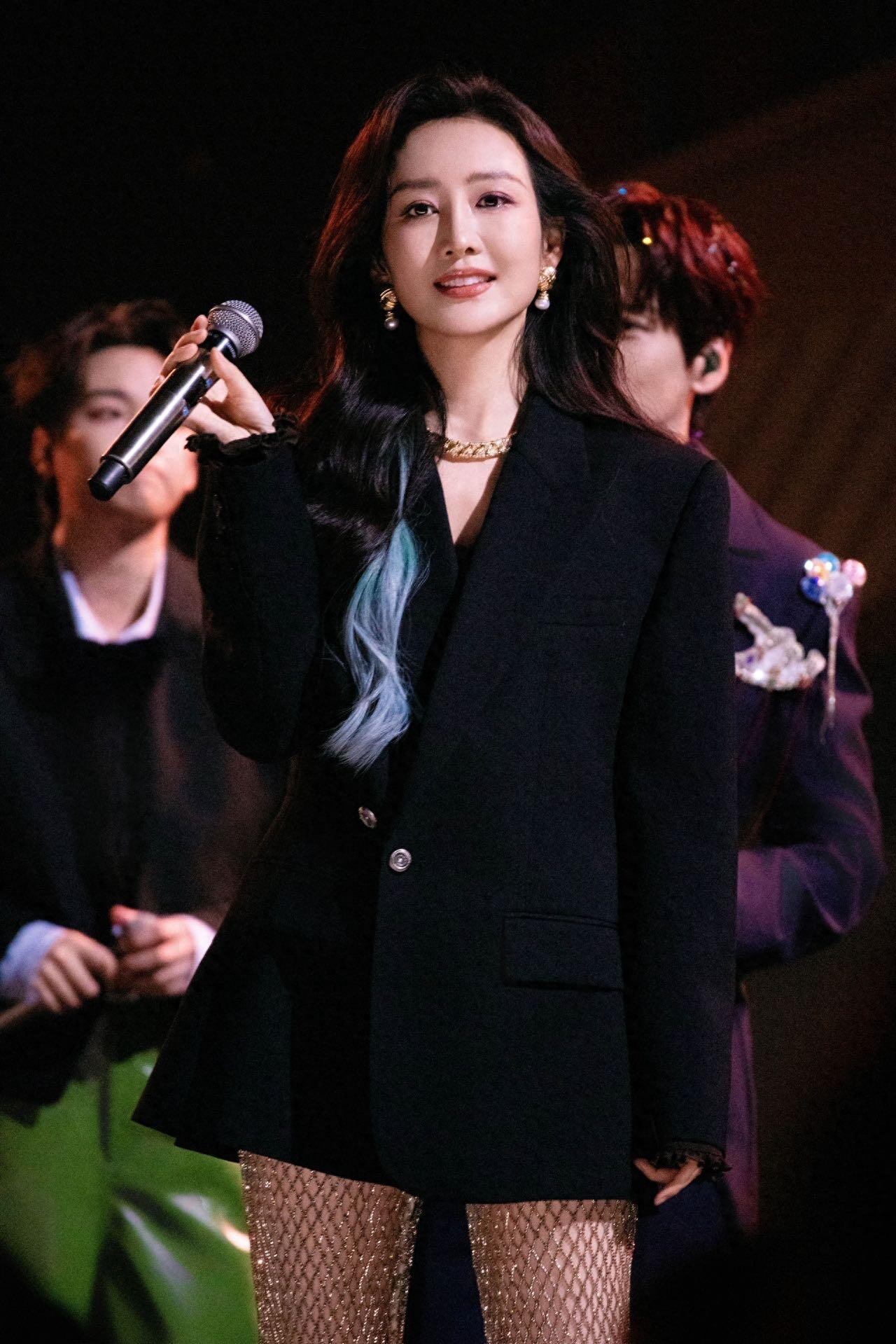 王鸥舞台上穿了金光闪闪的网袜,她真是妈咪级别