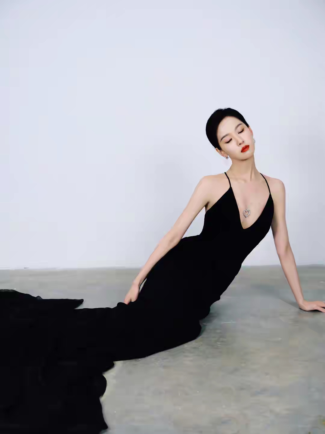 陈都灵深V露背长裙优雅黑天鹅