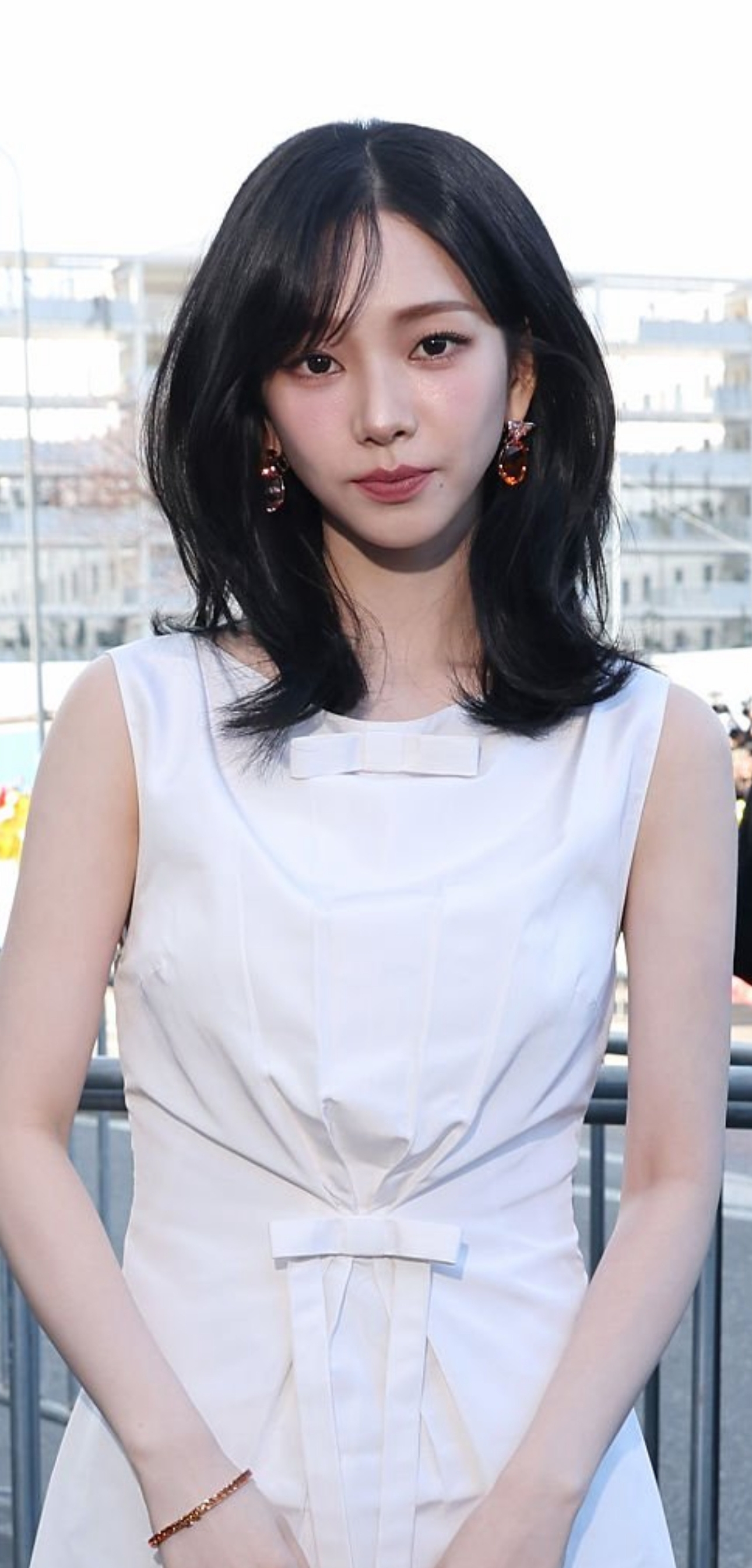 韩国歌手柳智敏出席米兰Prada大秀，一身白色连衣裙，清纯靓丽