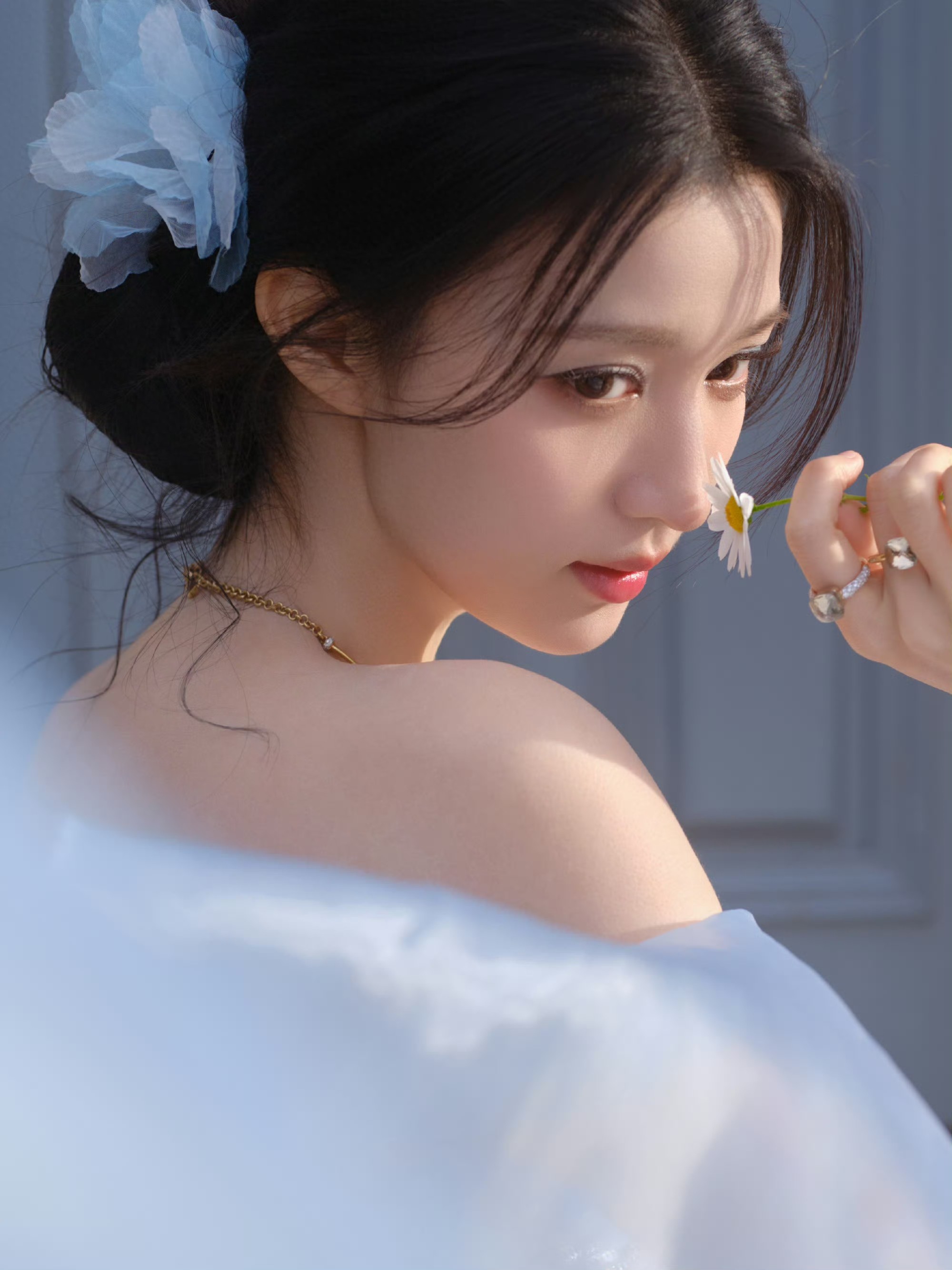 王楚然 身穿冰蓝纱裙清透 丰腴好美丽！