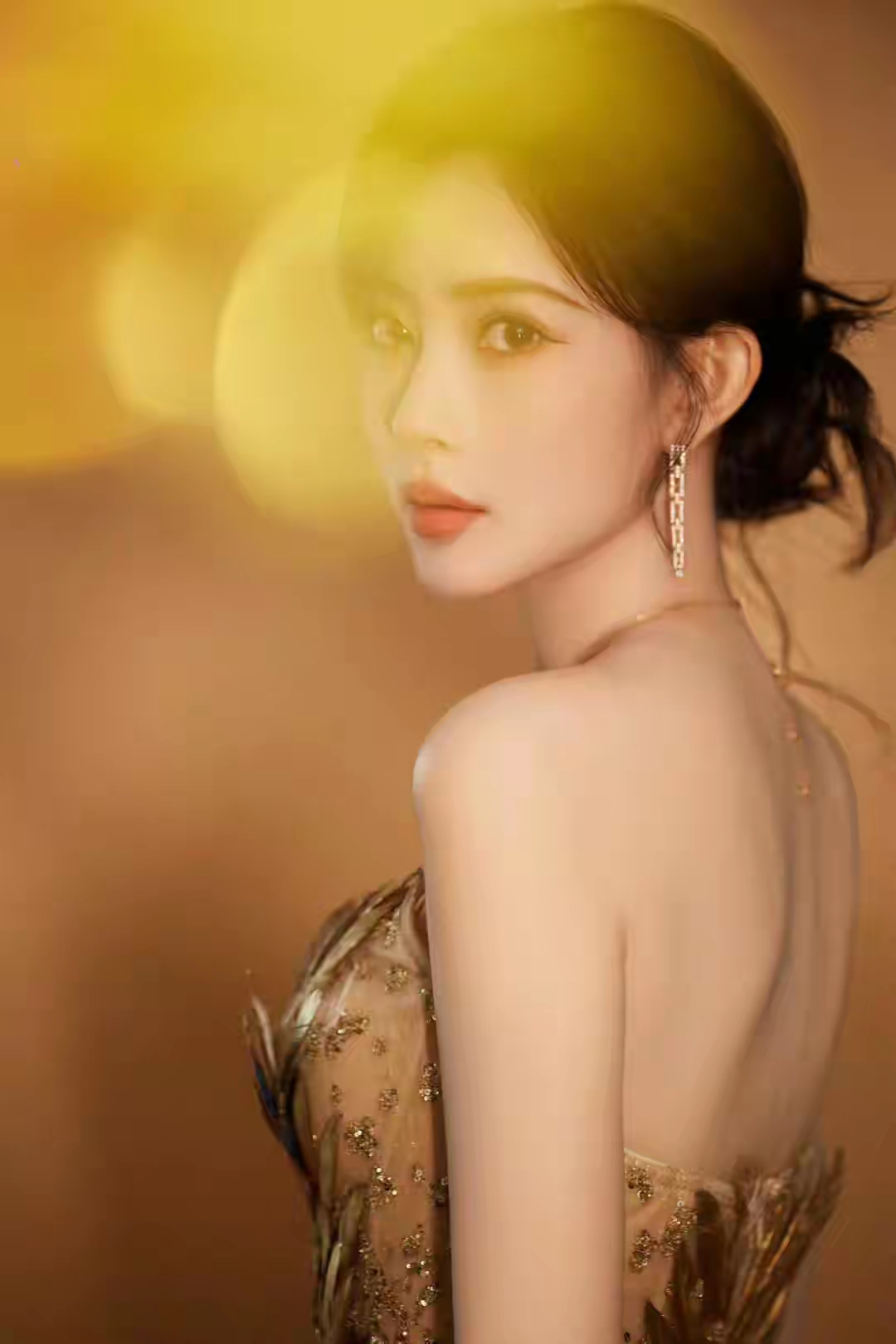 她是孟子义：一个脸蛋和身材都无可挑剔的女子
