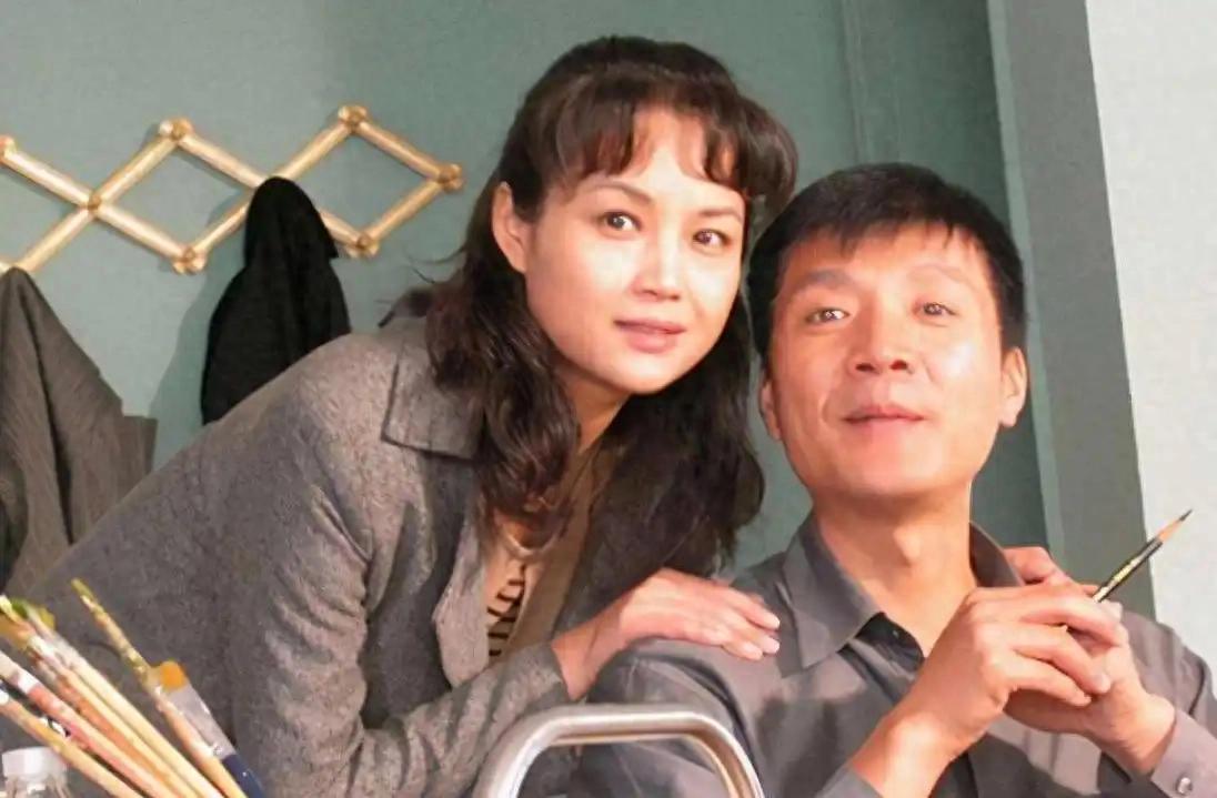 刘之冰63岁游轮度假庆生，好友侯勇唱歌助兴，茹萍婆婆出镜气质好