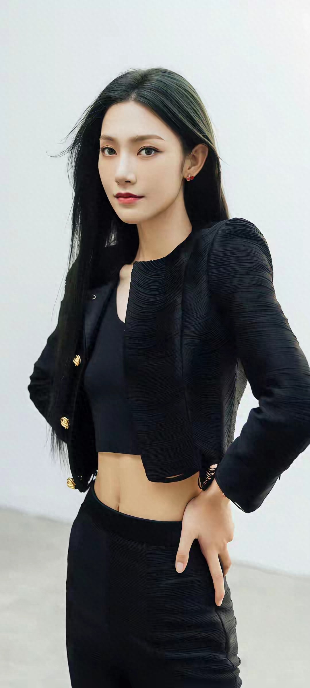 美女曾可妮：舞台荧幕双绽放，多栖锋芒藏不住！