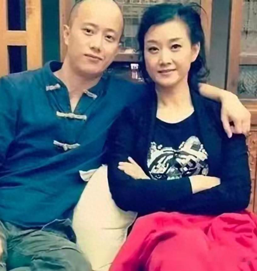 歌星宋祖英和弟弟宋祖荣一起 留影，他毕业于长春大学美术系