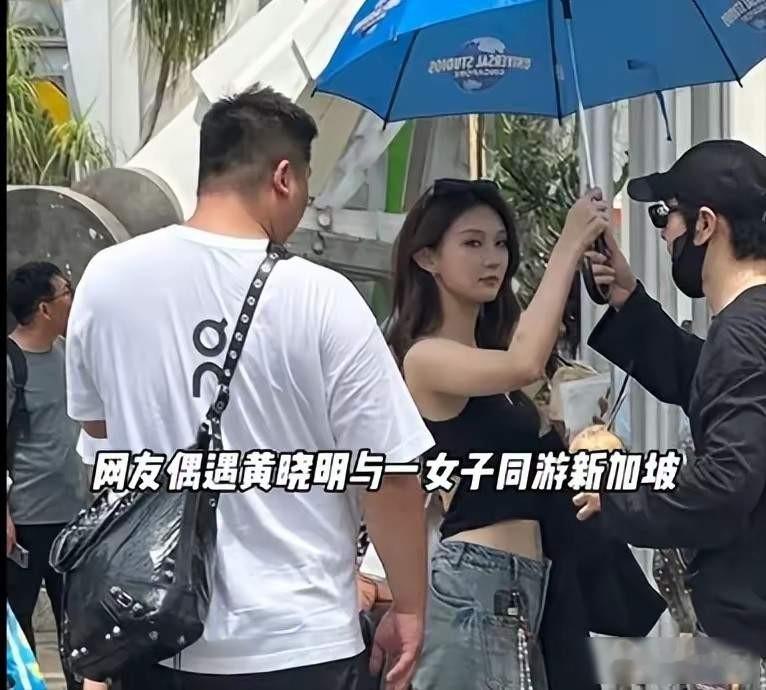 黄晓明带新女友逛环球影城,22岁年龄差引热议,公众态度意外温和