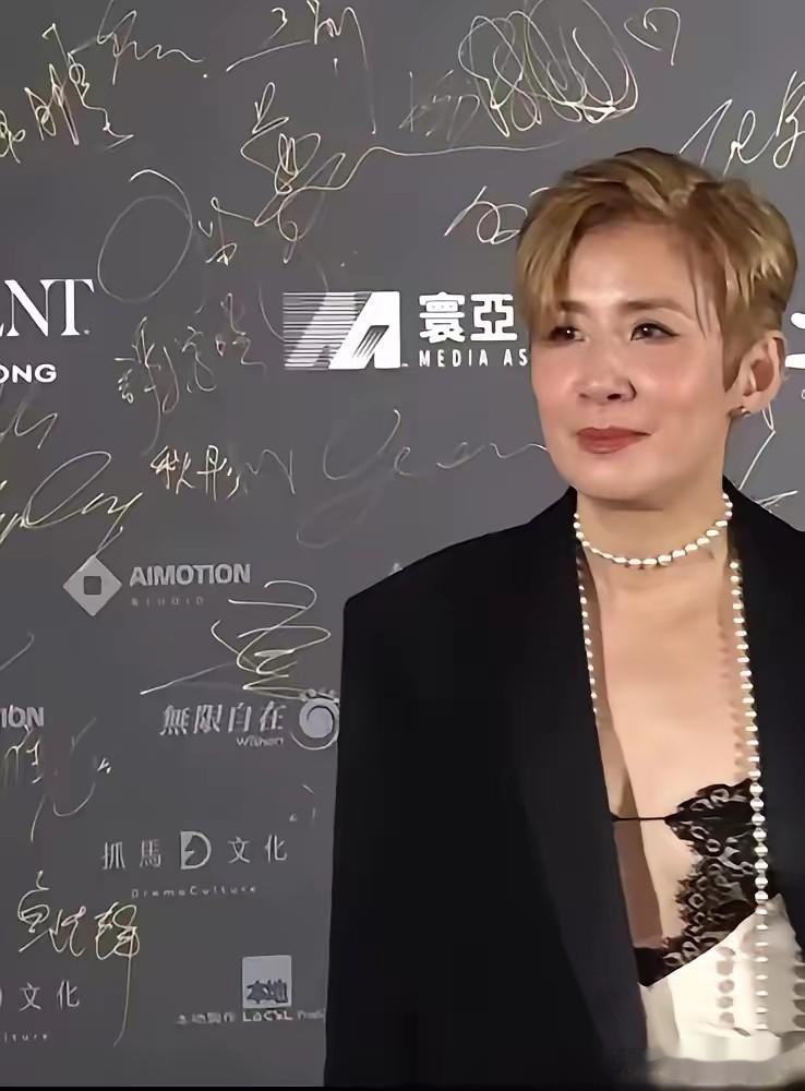 真是越老越没个正经样儿了，都一大把年纪了，还露给谁看呢？