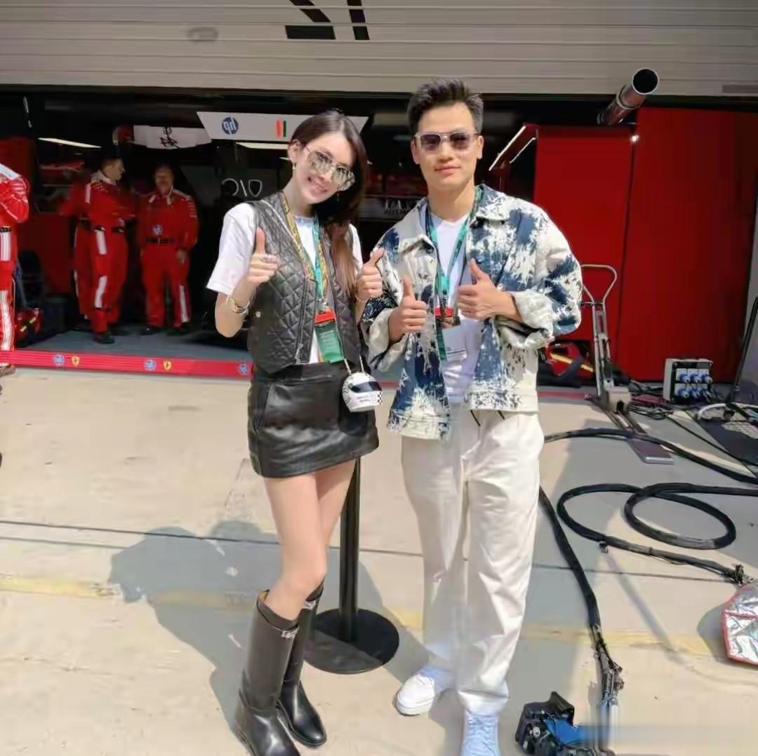 林志颖和老婆陈若仪在上海观看F1赛车比赛，陈若仪皮裤皮靴，好美