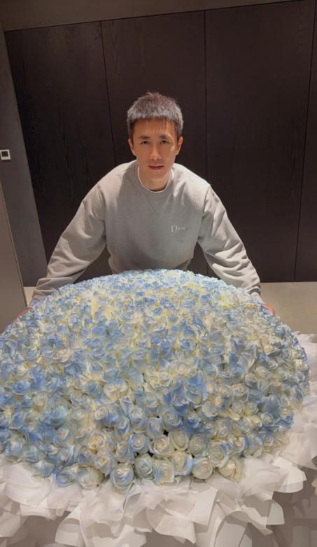 王灿晒情人节礼物!老公送999朵蓝色玫瑰花好浪漫,剪短发造型美