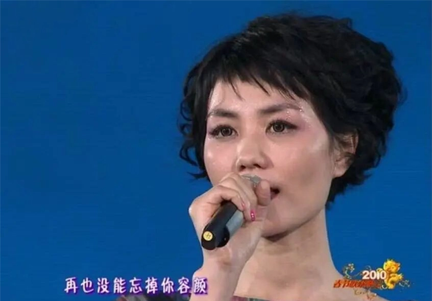 王菲春晚选《你我经历的那个时刻》这首歌，把Z世代的神经反射弧唱成了主旋律