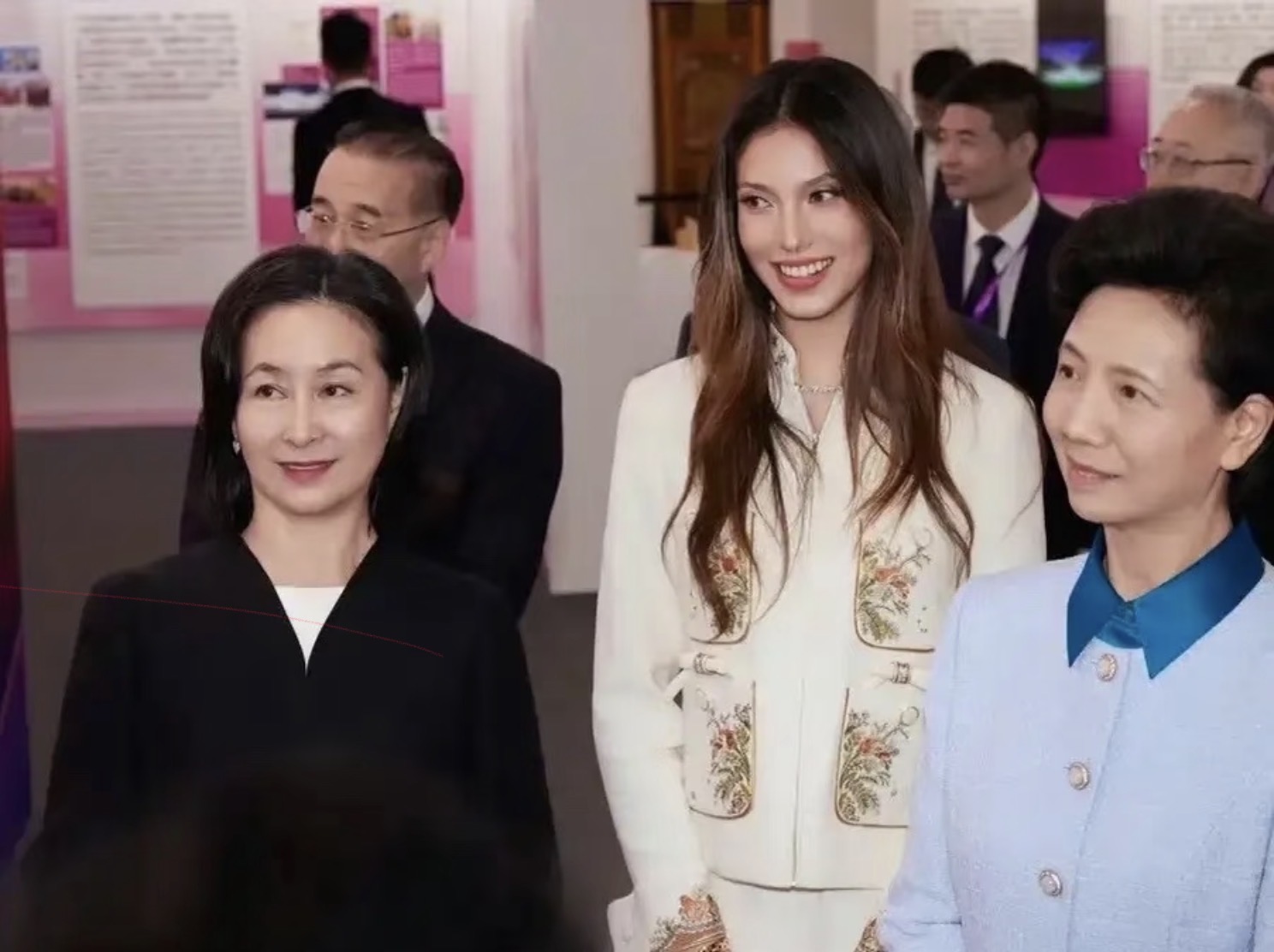 谷爱凌穿新中式现身香港，同框何超琼郭晶晶，合照站中间身高瞩目