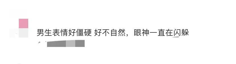 王艳带儿子拍杂志，19岁的球球和妈妈对视眼神闪躲，看起来不亲近