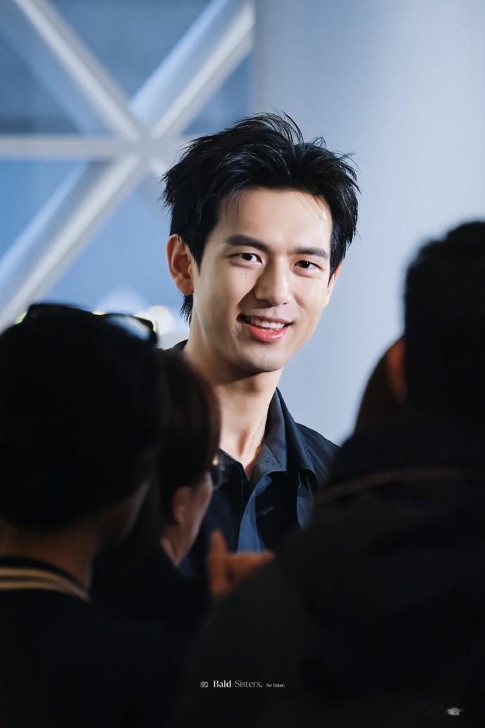 香港活动太真实！郑秀文脸肿，李现瘦成皮包骨，甘比拎51万包土气