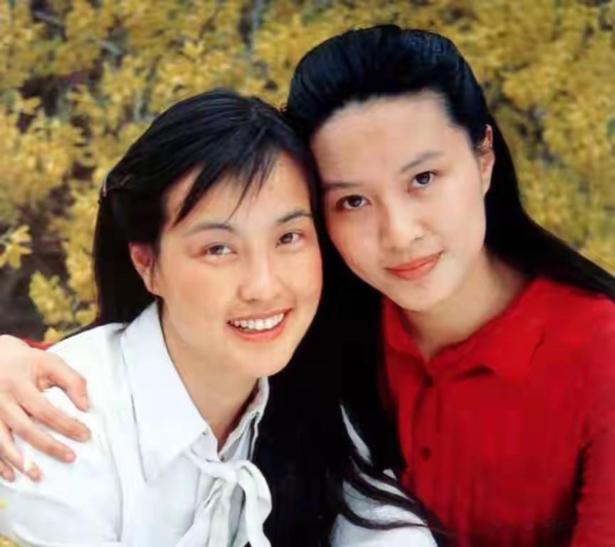 方舒:捧红屠洪刚后被抛弃,独自抚养两个女儿24年,女儿成其骄傲