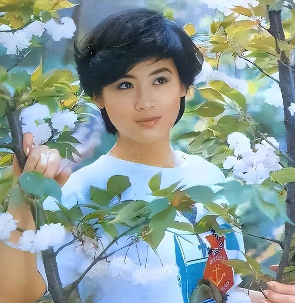 如今57岁隐居上海的夏菁，守着上影团长老公28年，一家四口很幸福