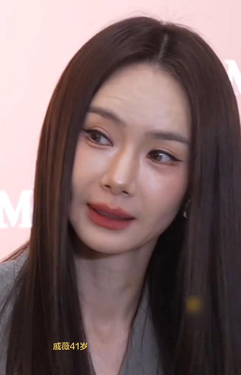 短剧演员生图现原形，嘴歪脸肿像发面馒头，弯腰驼背沧桑感十足
