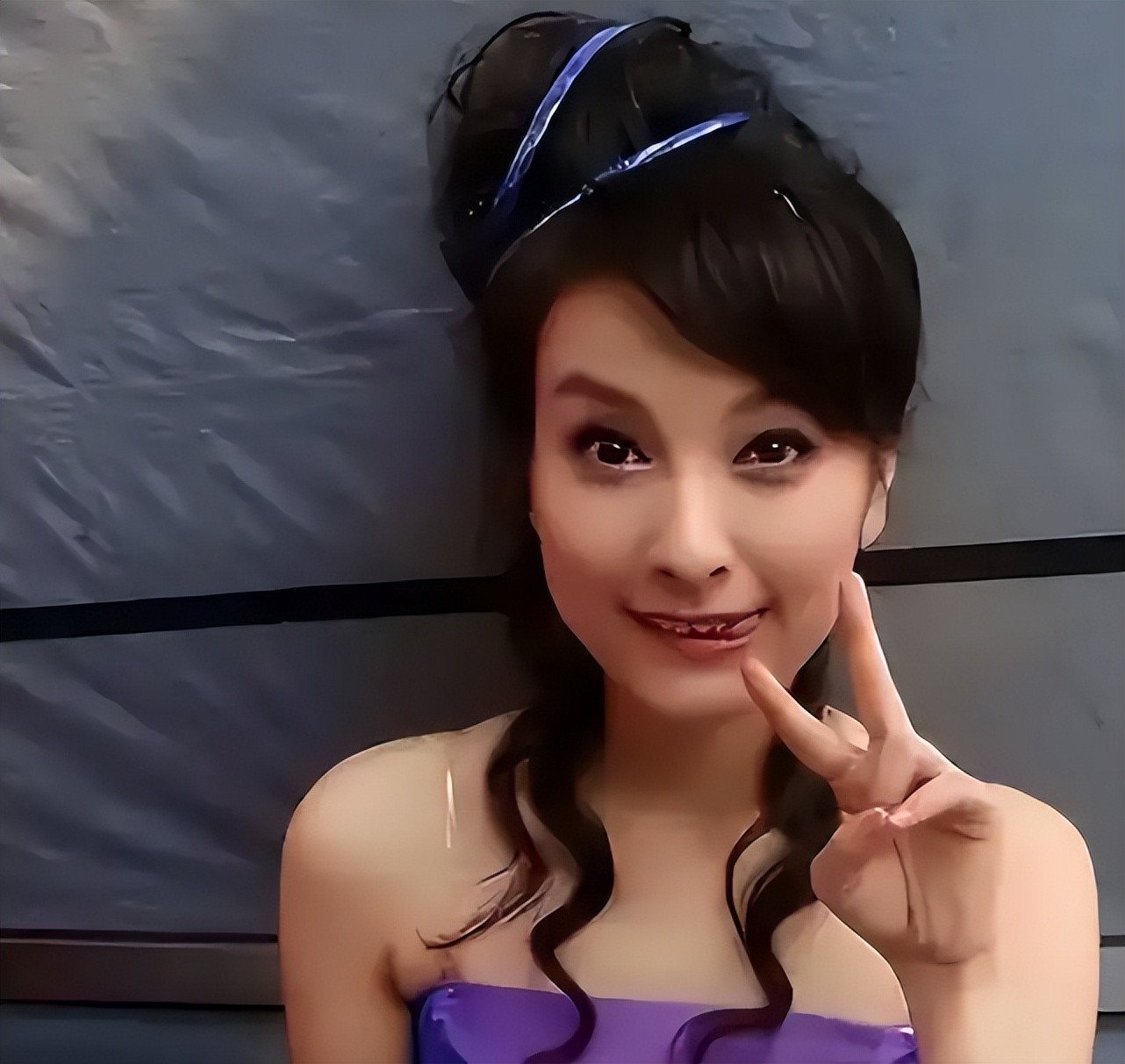 被曝和郑凯恋爱仅4天，43岁不婚不育的吴昕，原来早给自己留后路