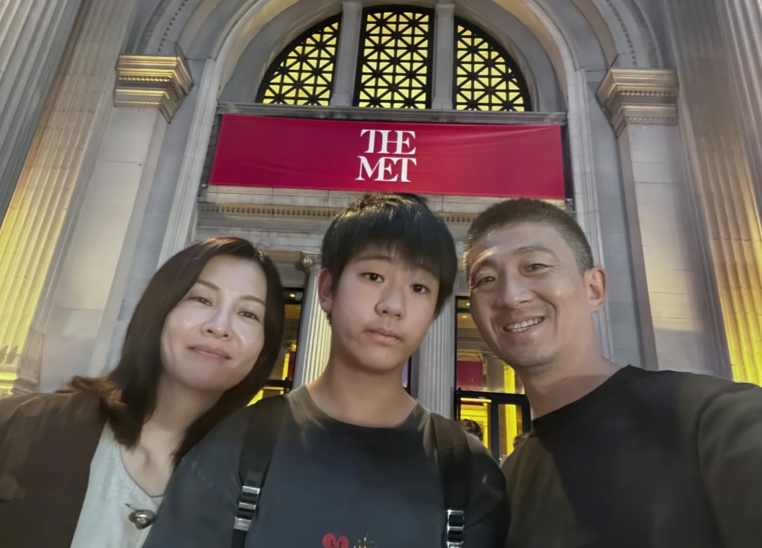 刘孜儿子15岁生日晒全家福，评论区回应曾逼得妈妈进山修行一事