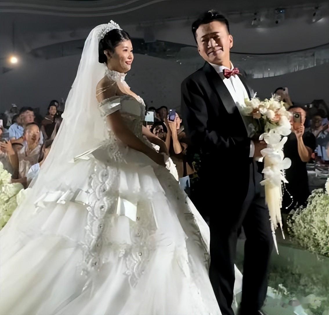 落地的凤凰不如鸡，明星沦落摆摊还债 穷到只剩100万，体面全丢了