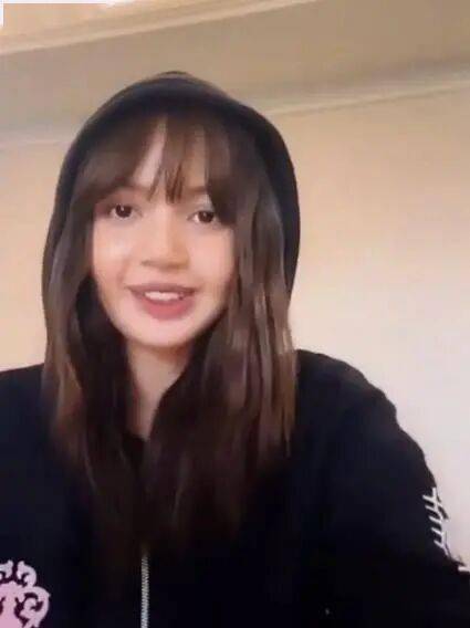 顶级女团成员直播中反应引热议!