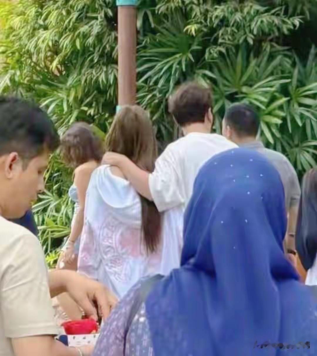 38岁王思聪和懒懒到新加坡过春节，两人商场购物，男友抗包好体贴