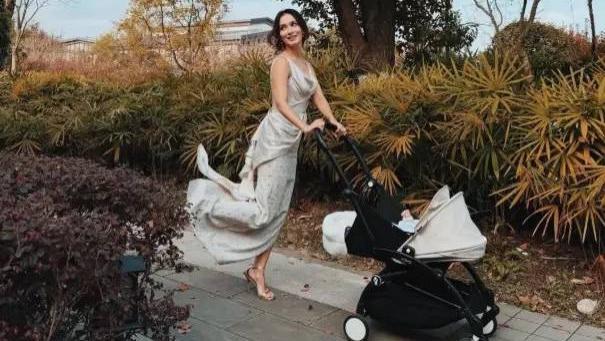 卢靖姗带4个月儿子赏春，穿礼服踩高跟推婴儿车像走秀，二胎好乖