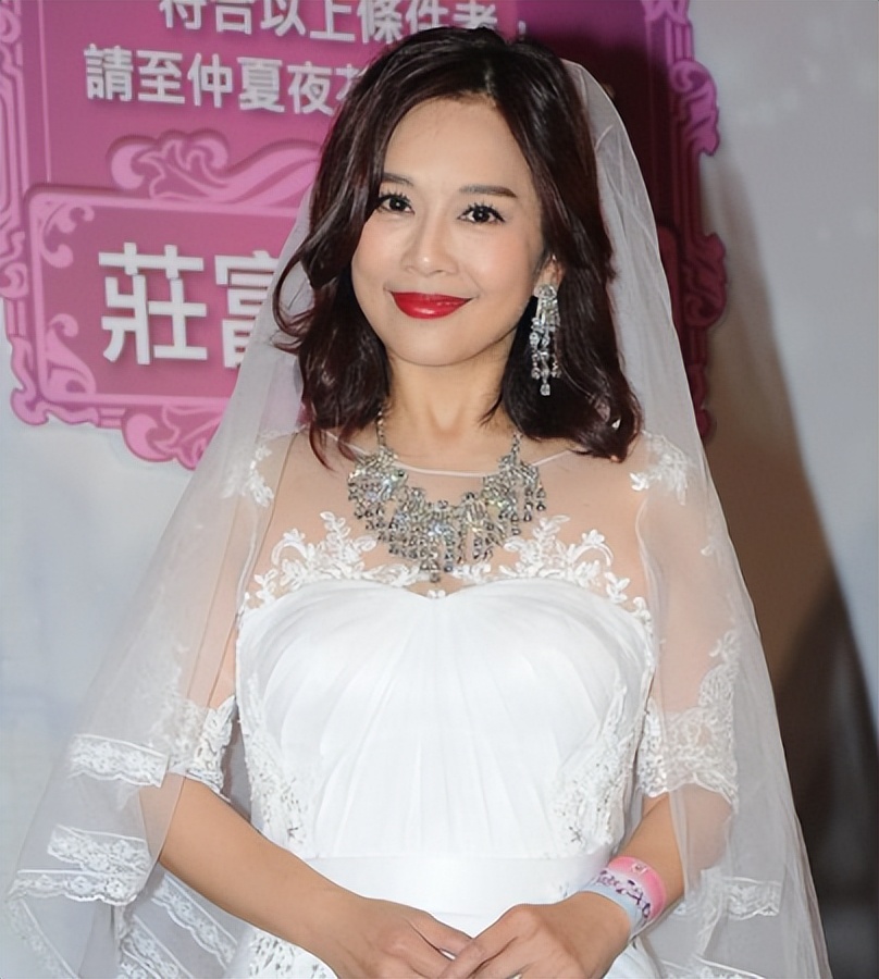 55岁陈松伶开演唱会，裙子开叉到大腿，和张铎贴身摸腿热舞