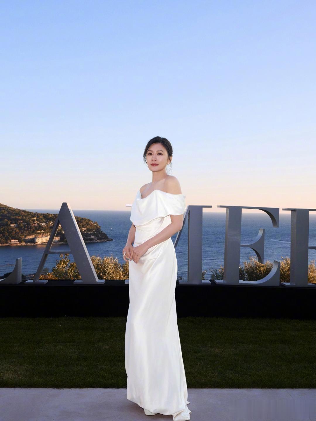 贾静雯海边纯白造型杀疯了！40＋状态美成\人间白月光\
