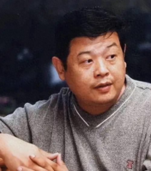 傅彪34岁儿子近照曝光：满头白发酷似父亲，张一山陪吃豪华年夜饭