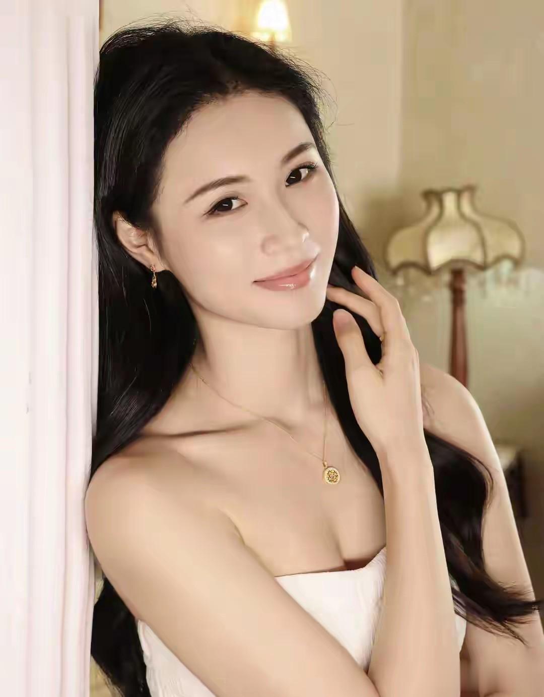 林小雨白裙造型搭配黄金饰品，清新脱俗又不失贵气，质感十足