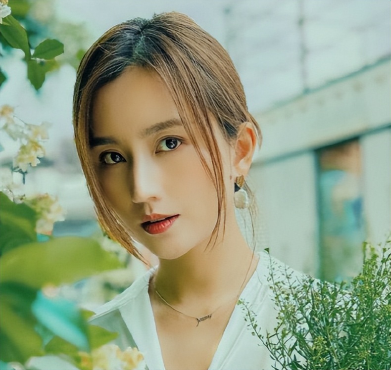 她曾是上海著名主持，和富商离婚后沦落当网红，38岁独自带娃生活
