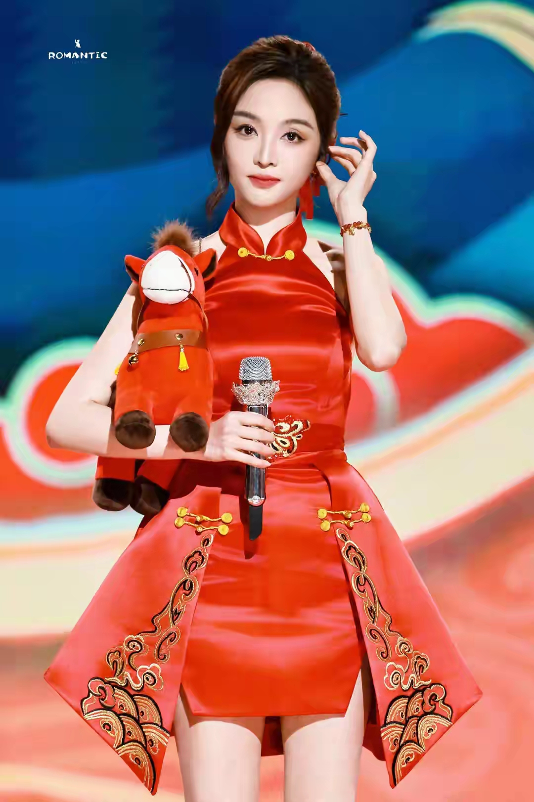 吴宣仪海南春晚舞台上美的发光，这腿又白又丝滑