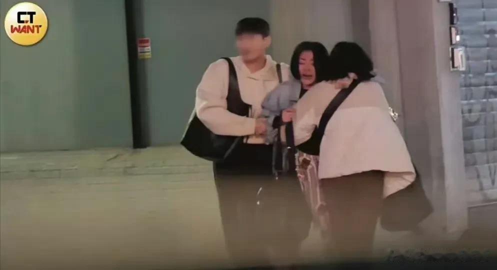 小S终于放下体面!醉酒后当街崩溃大哭,不回自家到范玮琪家过夜