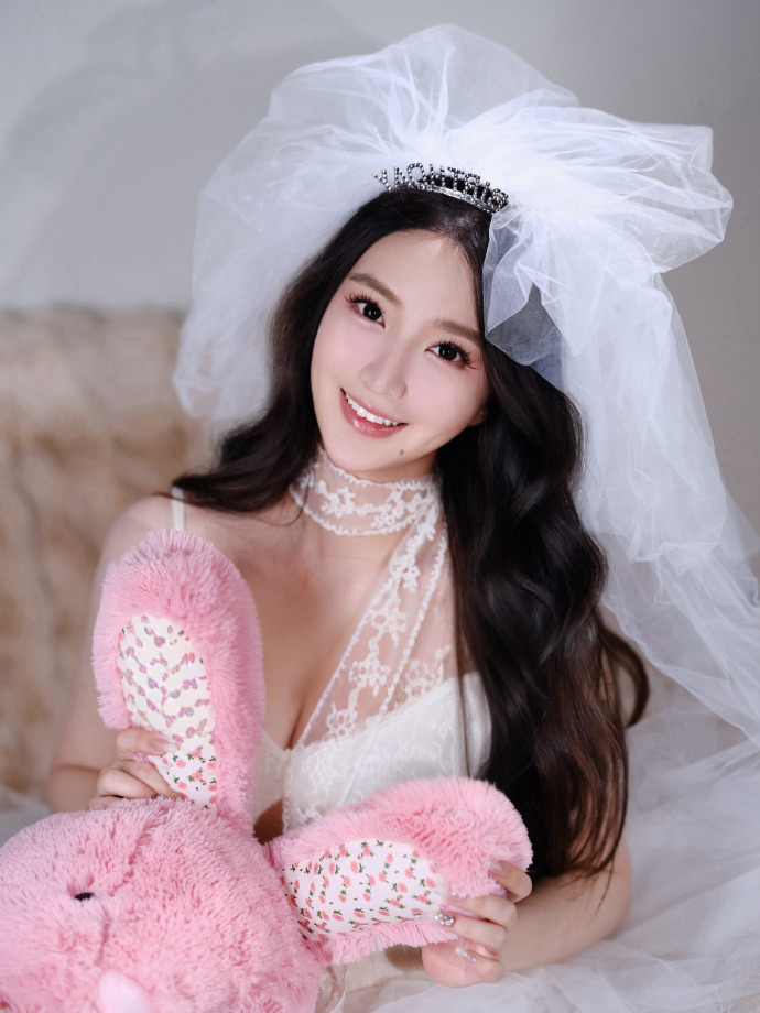 体育主持人郭珺私房写真，这身材谁看都心动，真极品