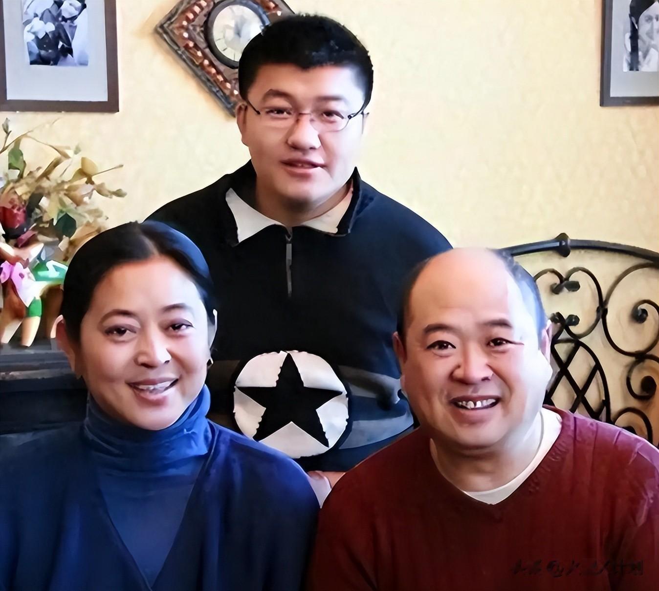倪萍带27岁儿子虎子公开亮相，身高197cm带着眼镜，身形微胖憨厚