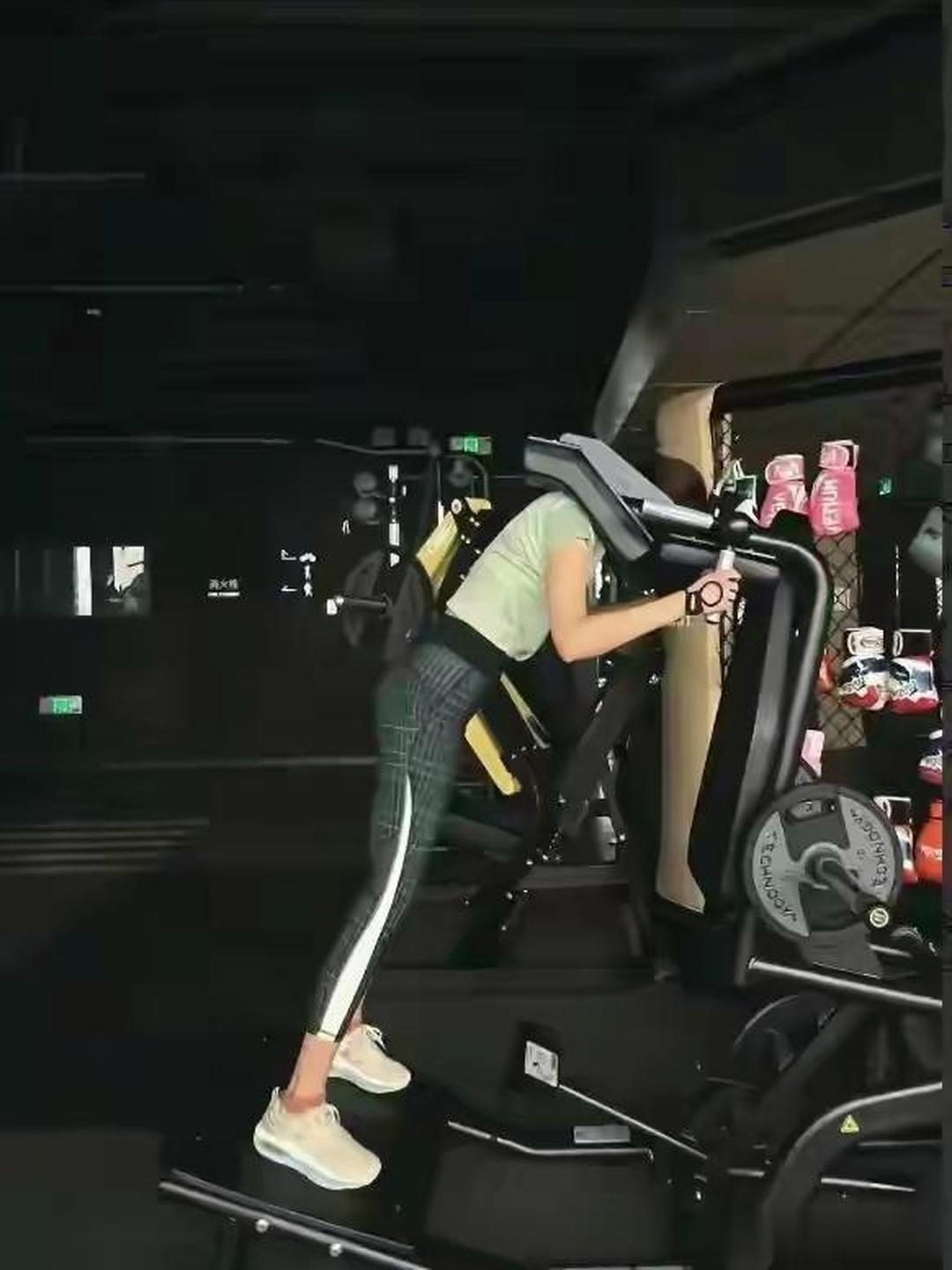 关晓彤健身这么美，腿修长！用汗水塑造完美身材！
