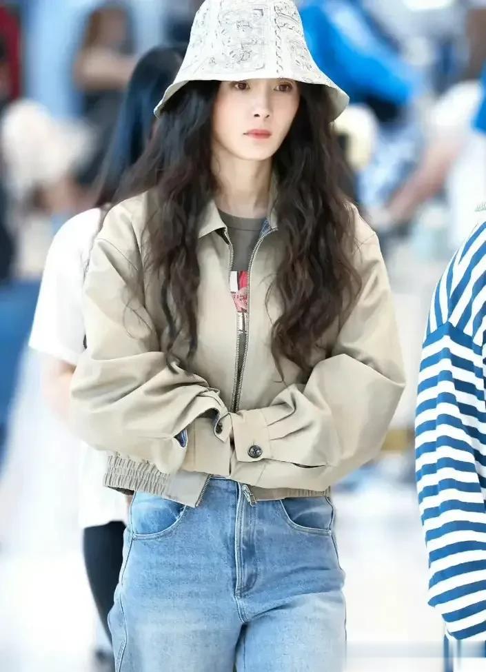 杨幂机场私服太会穿！卡其色短款夹克+牛仔裤小个子也能穿出超模