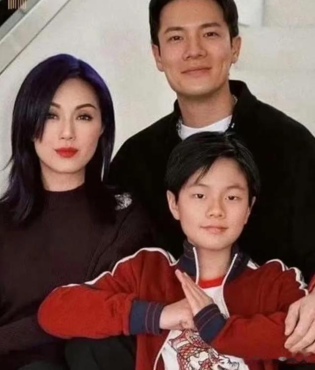 偶遇杨千嬅夫妇逛西湖，素面休闲无架子，丁子高穿拖鞋状态松弛