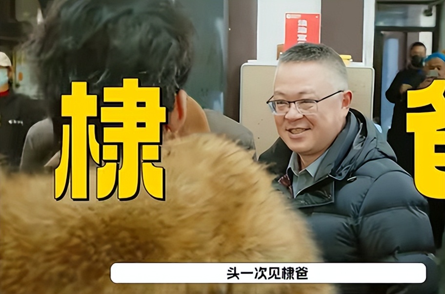 沈月到王鹤棣爸爸烧烤店，大口吃烧烤直夸很Q弹，棣爸爸一脸开心