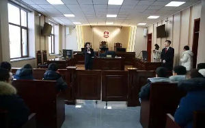 小伙好心砸车窗救下车里奄奄一息的儿童，不料却遭孩子母亲索赔5000元修车费！