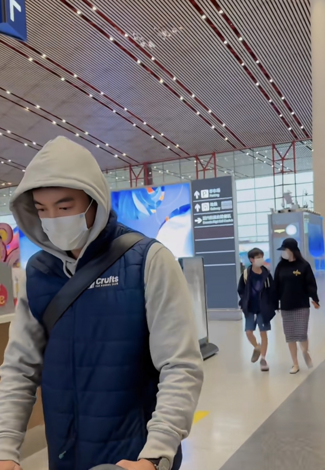 霍思燕杜江一家三口机场出发，嗯哼身高快赶上妈妈，越来越帅！