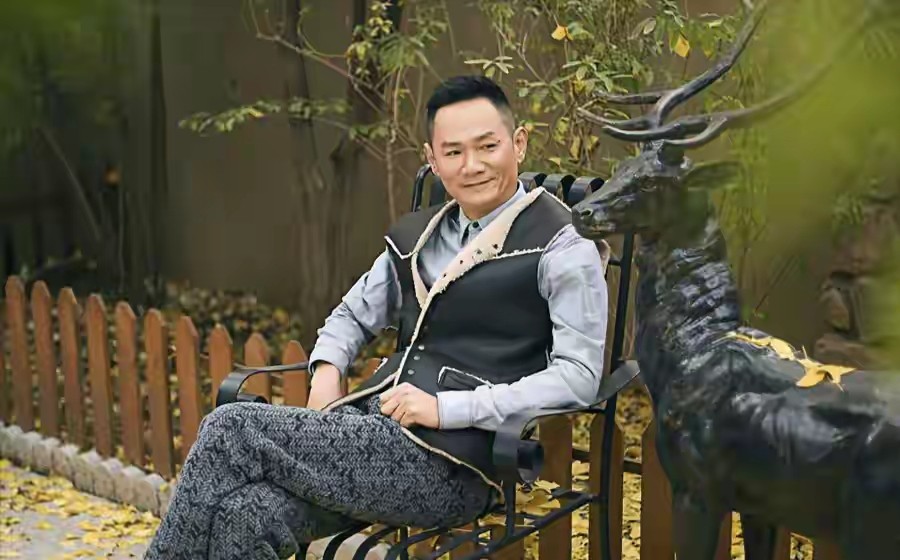 17年前他在爱妻葬礼上哭到昏厥，发誓永不再娶，如今他做到了吗？