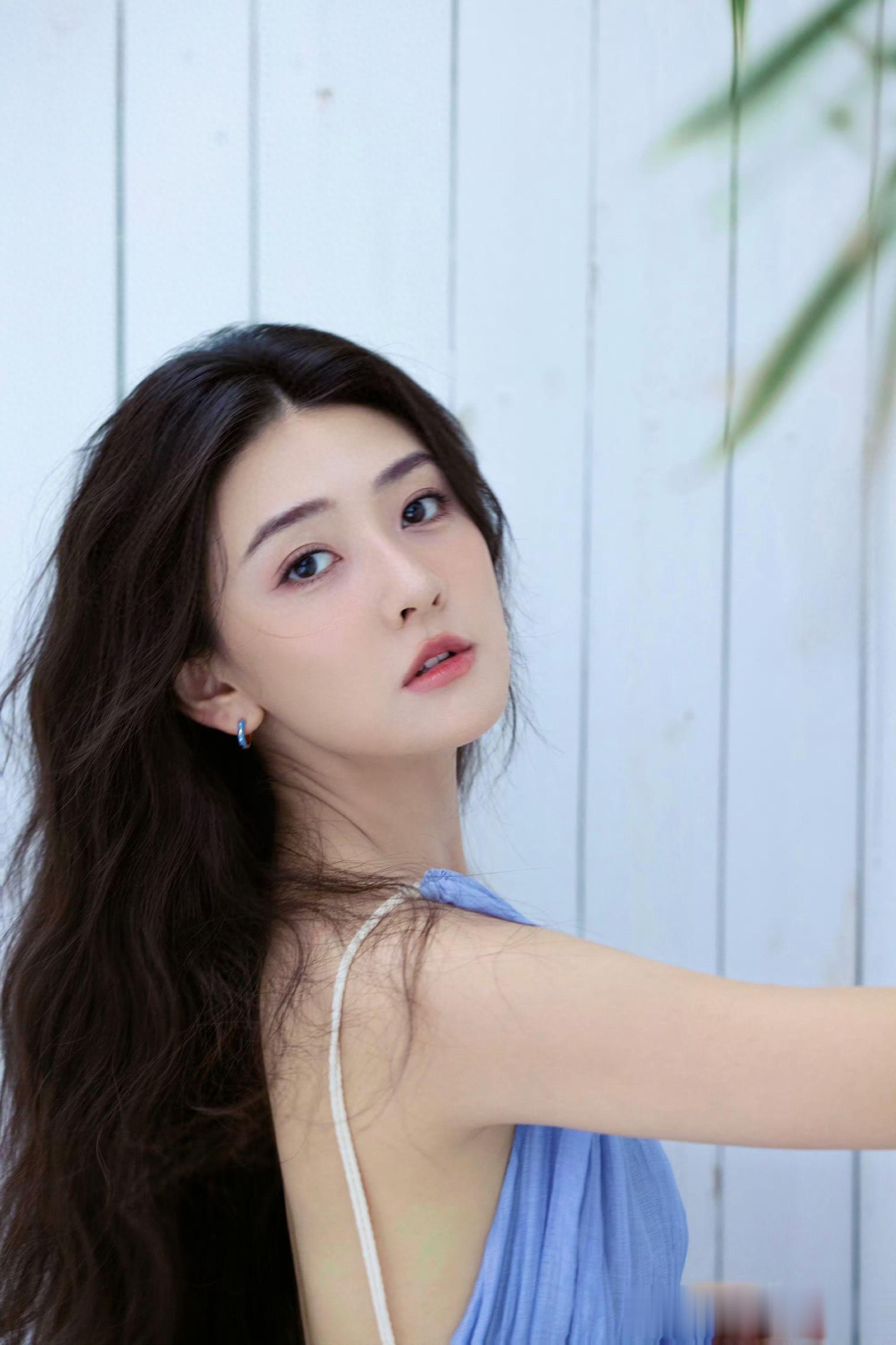 女星梁洁时尚魅力造型，小姐姐越来越有气质了！